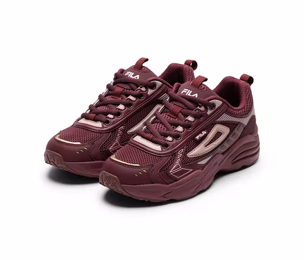 Ein Paar burgunderrote Fila-Sneaker mit Mesh- und Synthetik-Overlays, goldenen Akzenten und weißen Fila-Logos auf weißem Hintergrund.
