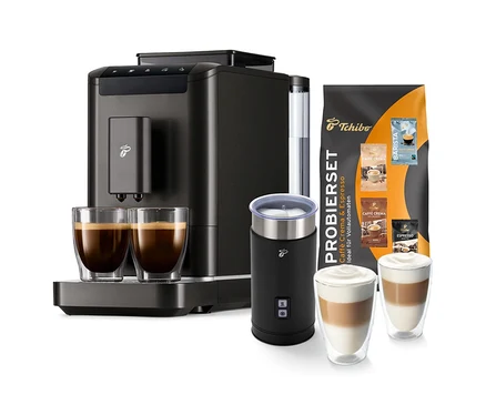 Ein schwarzes Esperto2 Caffè Starter-Set mit einem Milchaufschäumer und zwei Gläsern Kaffee.