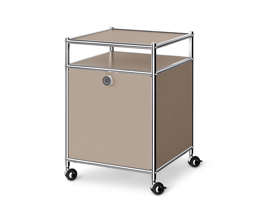 Ein hellbrauner Rollcontainer mit Chromrahmen, einer offenen oberen Ablage und einem geschlossenen Fach mit rundem silbernem Griff, auf vier schwarzen Rollen.