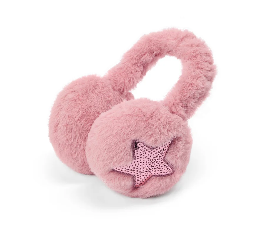 Rosa flauschige Ohrenschützer mit einem Paillettenstern auf einer Ohrmuschel.
