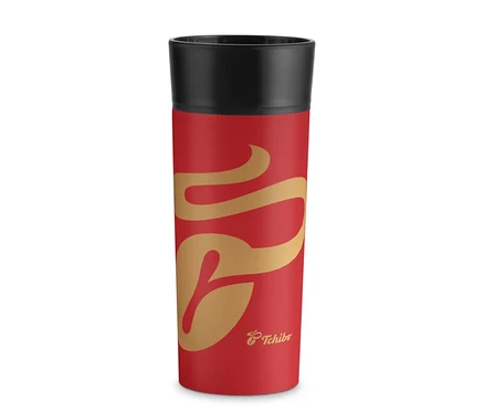 Roter Thermobecher mit schwarzem Deckel und goldenem, abstraktem Design, unten mit Tchibo-Logo.