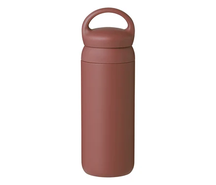 Eine matte, rotbraune zylindrische Flasche mit einem in den Deckel integrierten Griff, auf weißem Hintergrund.