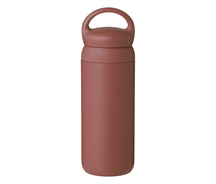 Eine matte, rotbraune zylindrische Flasche mit einem in den Deckel integrierten Griff, auf weißem Hintergrund.