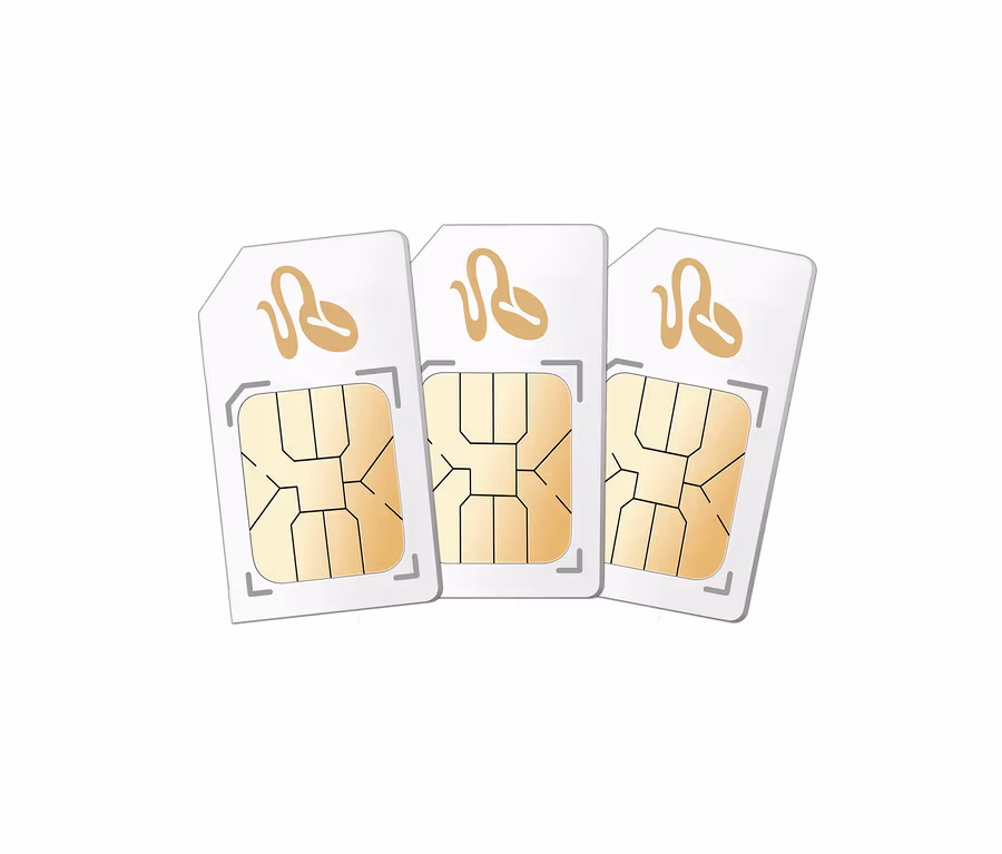 Drei weiße FLEX FAMILY SIM-Pakete liegen nebeneinander.