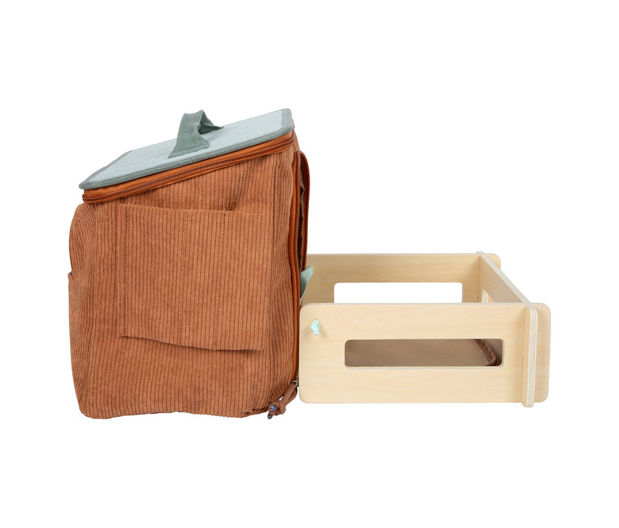 Rostbraune Cordtasche mit hellblauem Deckel und seitlich befestigtem hellem Holzstall, Teil des small foot Spielsets Pferd mit Stall. Die Tasche hat eine Seitentasche und einen Reißverschluss.