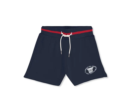 Dunkelblaue FILA Sweatshorts mit rotem Bundstreifen, weißem Kordelzug und weißem, rundem Logo am rechten Bein.