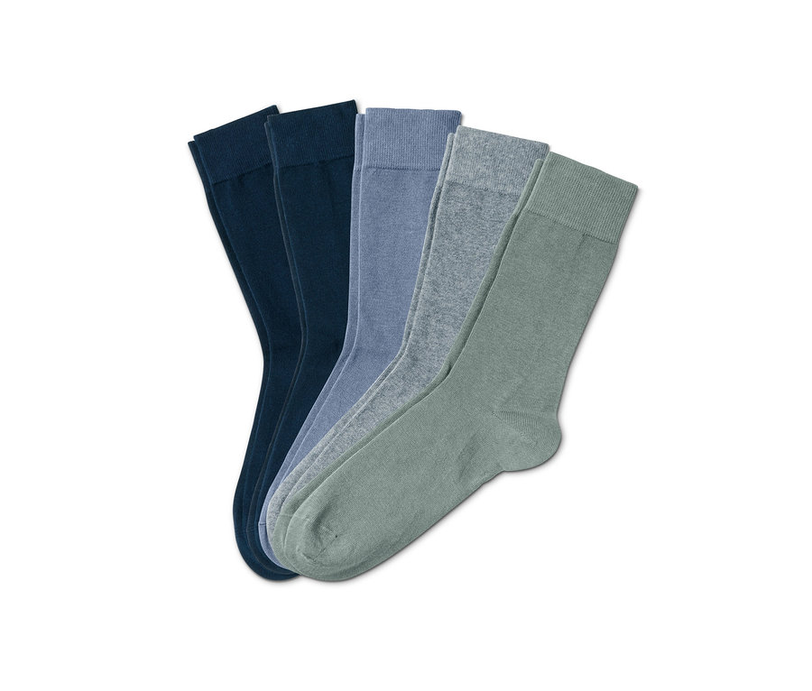 Fünf Paar Socken in Blau- und Grautönen auf weißem Hintergrund.