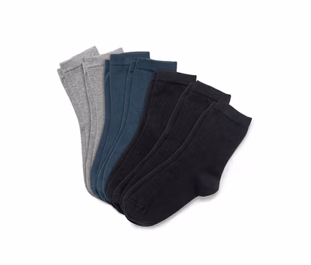 Mehrere paar Socken in Grau-, Blau- und Schwarztönen liegen nebeneinander.