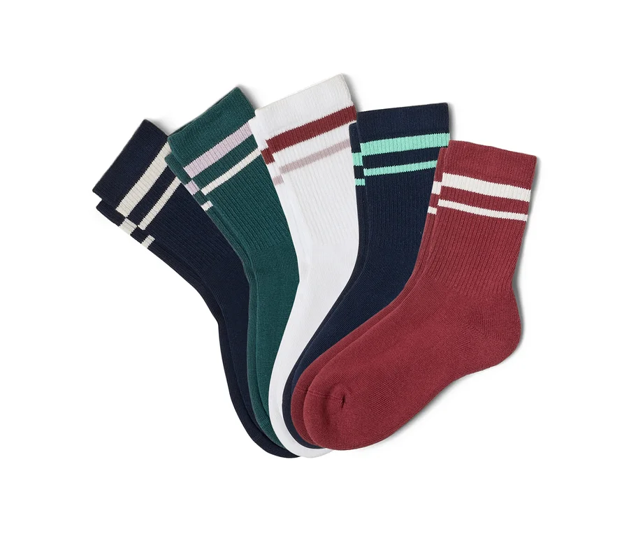 Fünf Paar Socken in Marineblau, Grün, Weiß und Burgunderrot liegen übereinander und zeigen jeweils zwei horizontale Streifen.