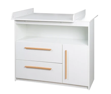 Weißer Wickeltisch mit Wickelaufsatz, offenem Fach, zwei Schubladen und einer Schranktür. Die Griffe sind aus hellem Holz.