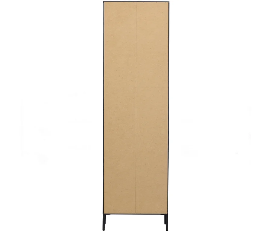 Rückseite eines hohen, schmalen Schranks mit hellbrauner, viergeteilter Rückwand, dunklem Rahmen und kurzen dunklen Beinen.