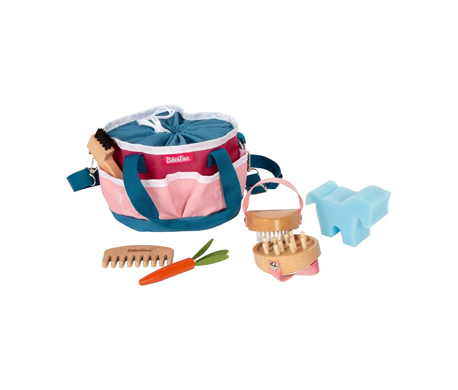 small foot Pferdepflege-Set »Bibi & Tina« mit einer türkis-rosa-roten Tasche, Holzkamm, Spielzeugkarotte, zwei Holzbürsten und einem blauen Pferdeschwamm.