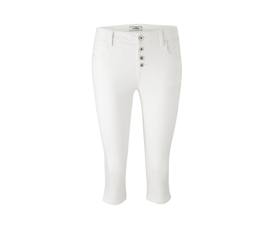 Weiße Capri-Jeans mit Knopfleiste.