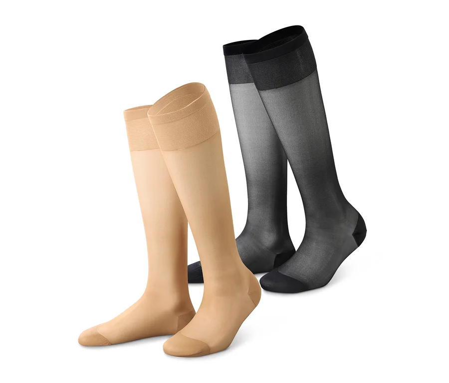 Zwei Paar Stützkniestrümpfe: ein Paar in Beige und ein Paar in Schwarz.