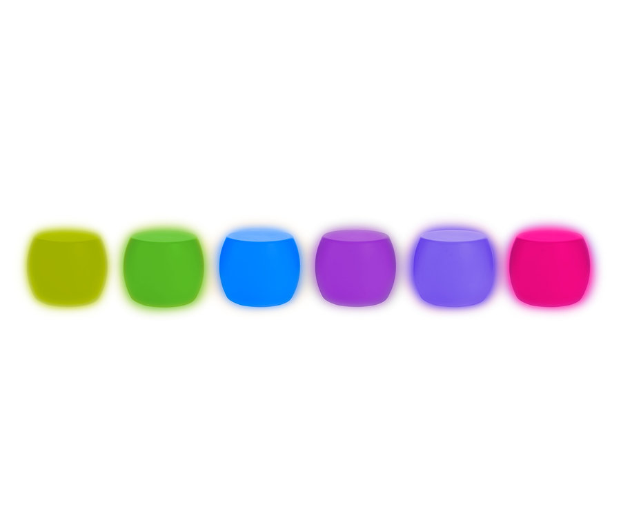 Sechs Solar-Beistelltische mit Farbwechsel in den Farben Gelb, Grün, Blau, Lila und Pink.
