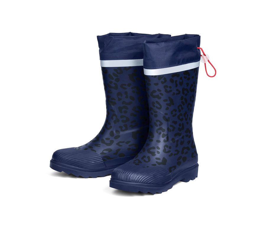Marineblaue Regenstiefel mit schwarzem Tiermuster und Kordelzugmanschette.