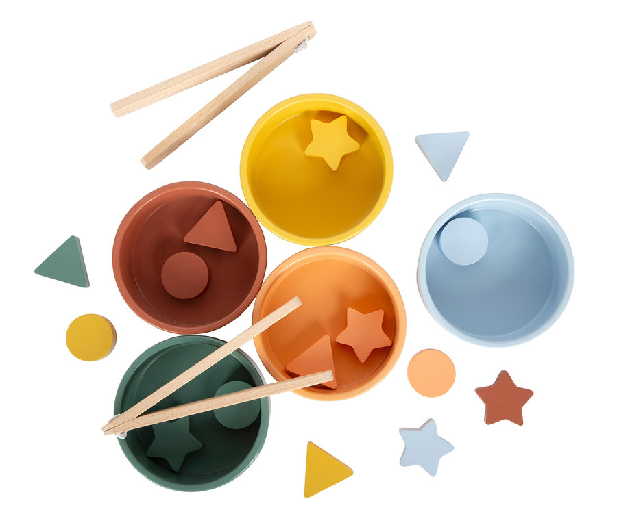 Vier bunte Sortierbecher in Gelb, Rotbraun, Orange, Grün und Hellblau, mit passenden geometrischen Formen wie Sternen, Kreisen und Dreiecken sowie zwei Holzzangen, alles auf weißem Hintergrund.
