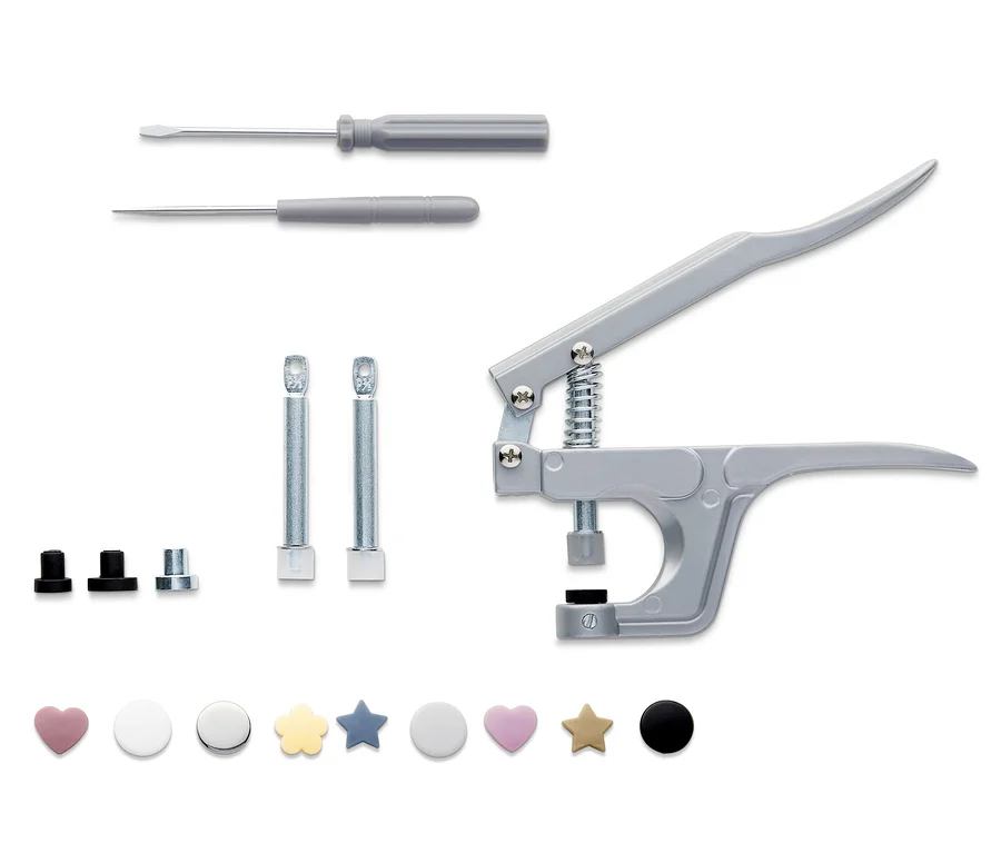 Ein Druckknopf-Set mit einer Zange, Schraubenziehern und verschiedenfarbigen dekorativen Druckknöpfen in Herz-, Stern-, Kreis- und Blumenform.