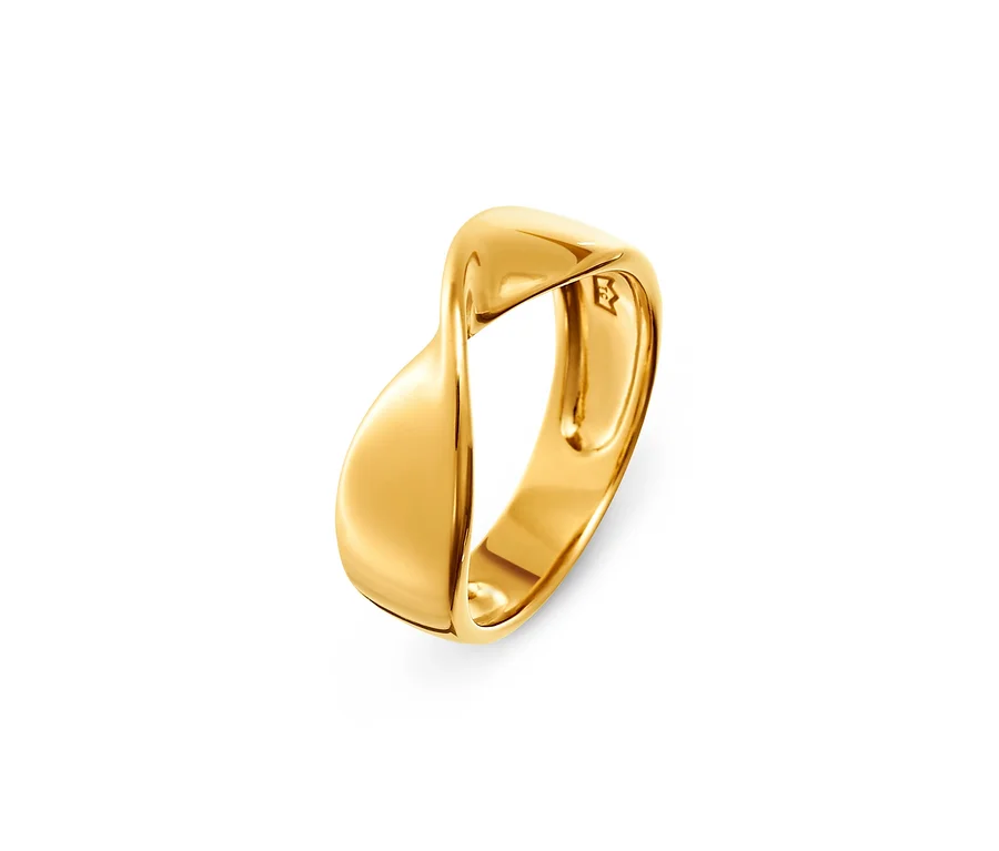 Detailansicht eines goldenen, verdrehten Rings aus 925er Silber vergoldet »Pure Collection« auf weißem Hintergrund.