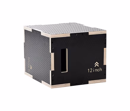 Eine F2 JUMP PLYOBOX, eine würfelförmige Holzkiste mit schwarzen und grauen strukturierten Paneelen. Eine Seite zeigt „12 inch“ mit einem Pfeil, eine andere teilweise „16 inch“.