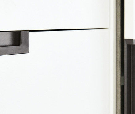 Detailansicht von weißen Möbeln mit schwarzen Griffen. Zu sehen ist ein Pinolino Kinderzimmer »Steel«, extrabreit, groß und eine Pinolino Wickelkommode »Steel«, extrabreit.