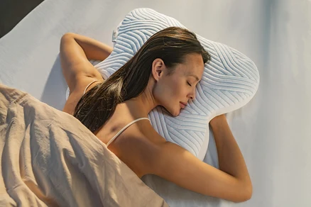 Frau schläft auf TEMPUR® All-Around SmartCool™ Schlafkissen.