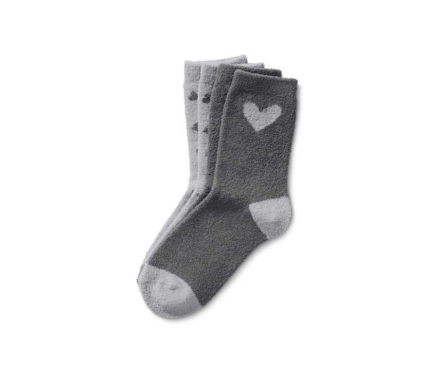 Zwei Paar graue Kuschelsocken mit Herzmuster.