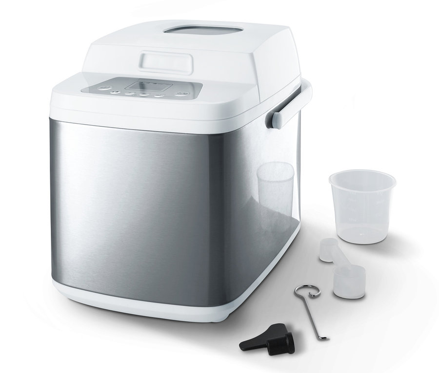 Ein Brotbackautomat aus Edelstahl mit Messbechern und einem Haken.