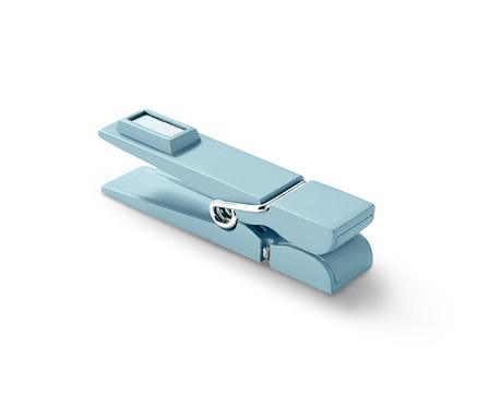 Einzelner, blauer Kühlschrankmagnet in Form einer Klammer.