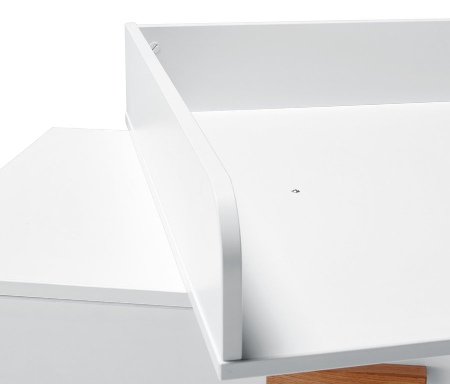 Detailansicht einer weißen Wickelkommode.