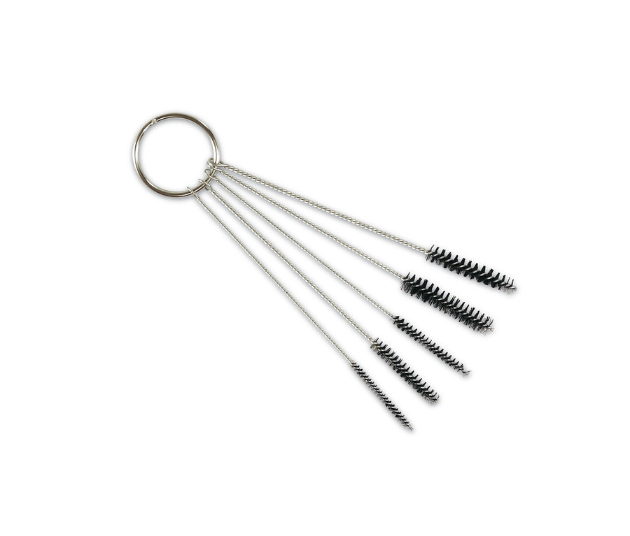 Ein Set aus fünf Reinigungsbürsten für das Torten- und Keks-Airbrush-Set, die mit einem silbernen Ring verbunden sind, auf weißem Hintergrund.