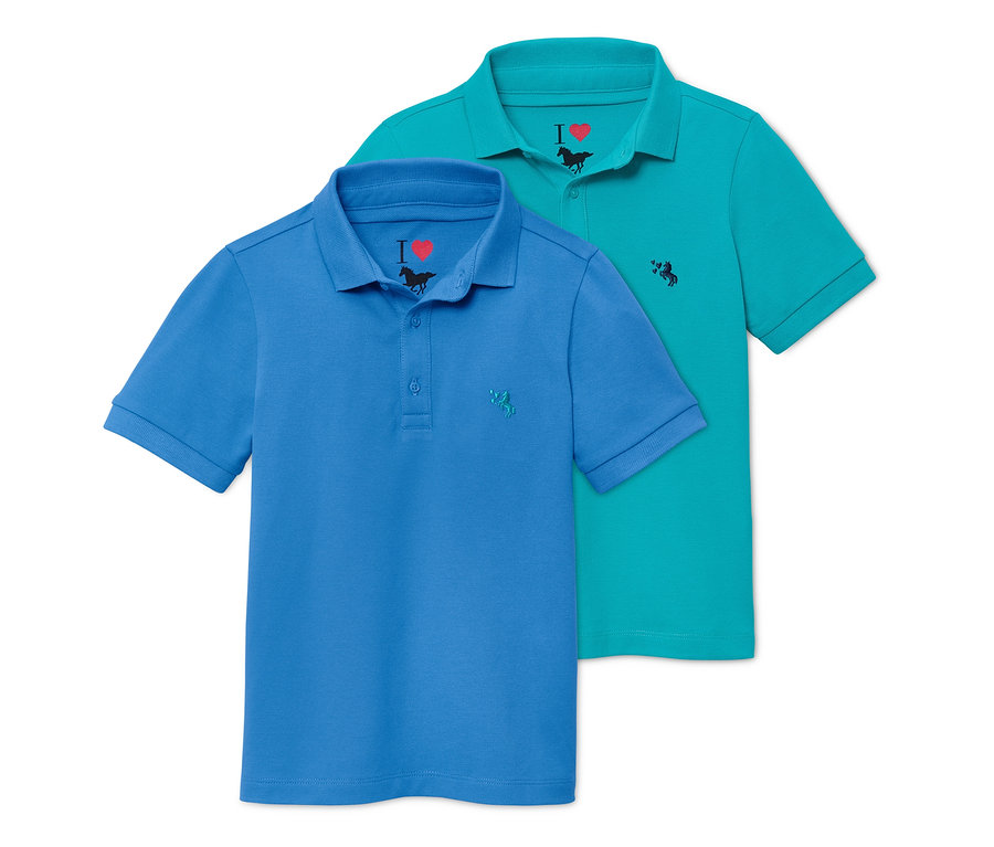 Zwei Poloshirts, ein blaues und ein türkises, beide mit einem Pferde-Logo.