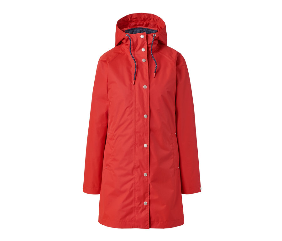 Rote 3-in-1-Regenjacke mit Kapuze und silbernen Knöpfen.