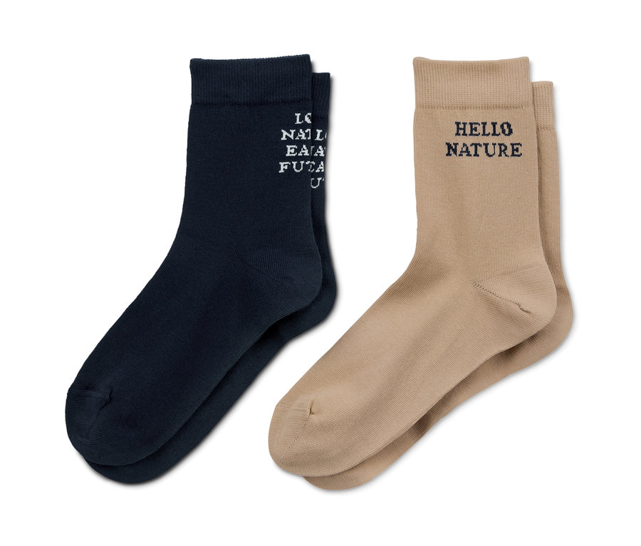Zwei Paar Statement-Socken: ein Paar ist marineblau mit weißer Schrift, das andere beige mit dunkelblauer Schrift.