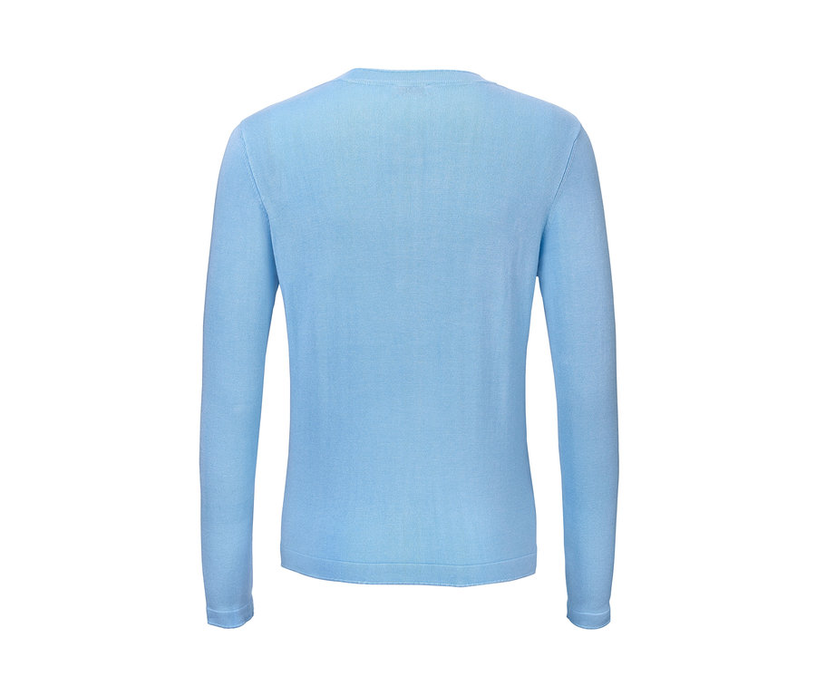 Rückansicht einer hellblauen Feinstrickjacke.