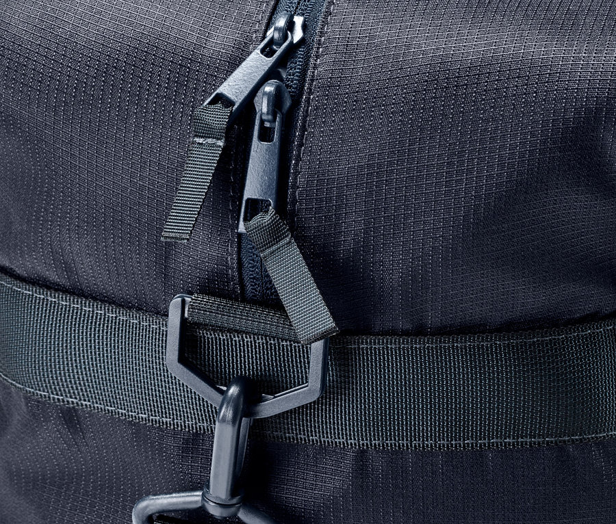 Detailansicht vom Reissverschluss und Gurtband eines Weekenders.