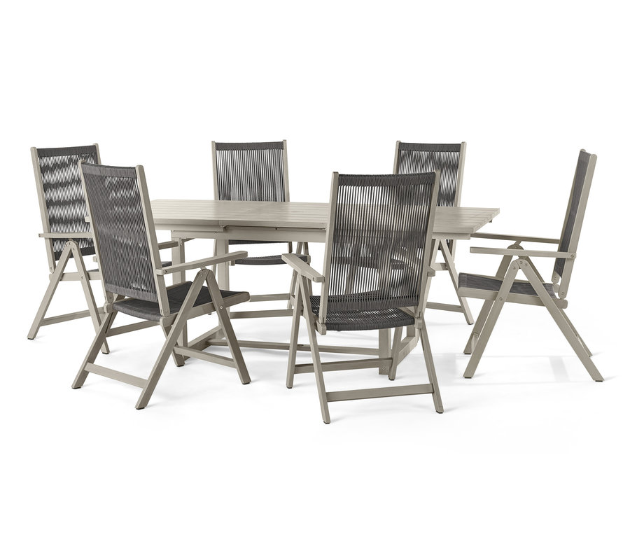 Sechs graue Stühle um einen Ausziehtisch des Dining-Sets »Leira«.