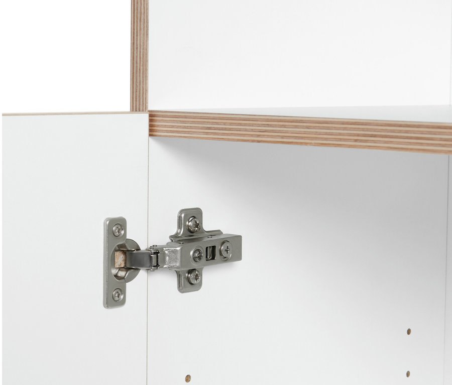 Detailaufnahme eines weißen Regals mit einem Metallscharnier.