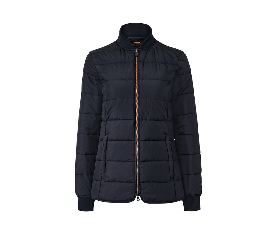 Eine schwarze Steppjacke mit braunem Reißverschluss. 3-in-1-Outdoormantel, cognacfarben.