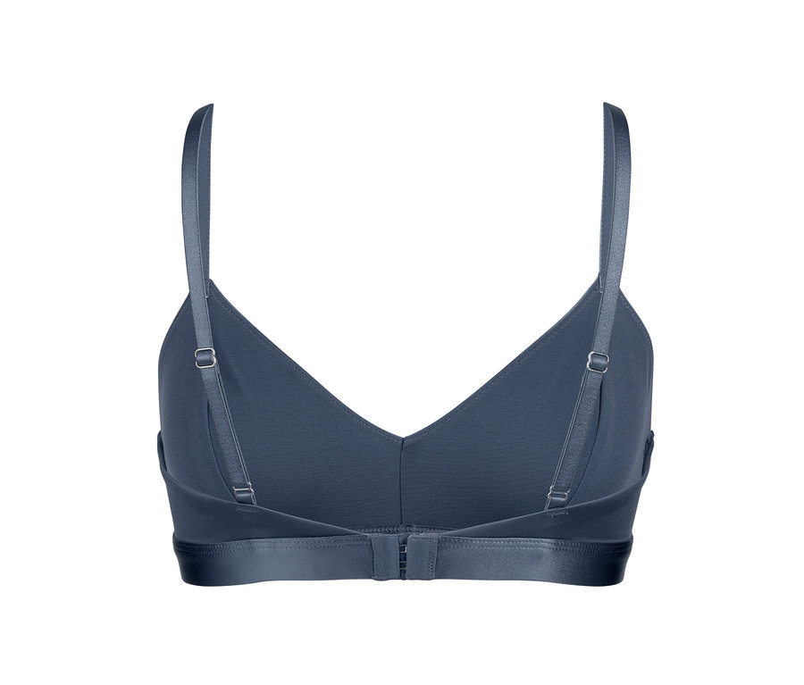 Nahaufnahme der Rückseite eines blauen Soft-BHs mit dünnen Trägern und Verschluss.