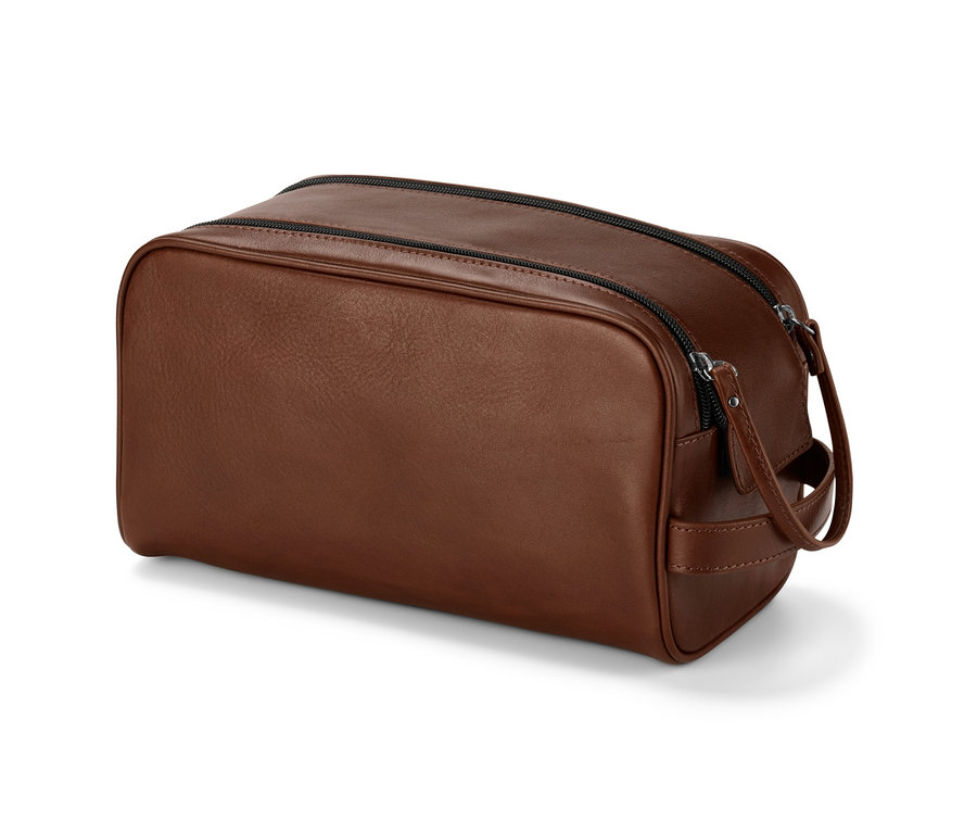 Eine braune Leder-Kulturtasche auf weißem Hintergrund.