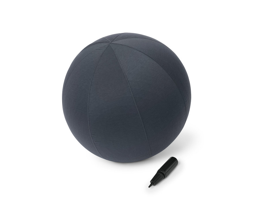 Ein grauer Gymnastikball mit Bezug und Pumpe.