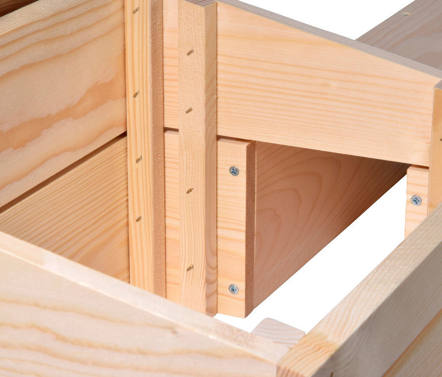 Detailaufnahme einer Eckkonstruktion des Igelhaus-Bausatzes.