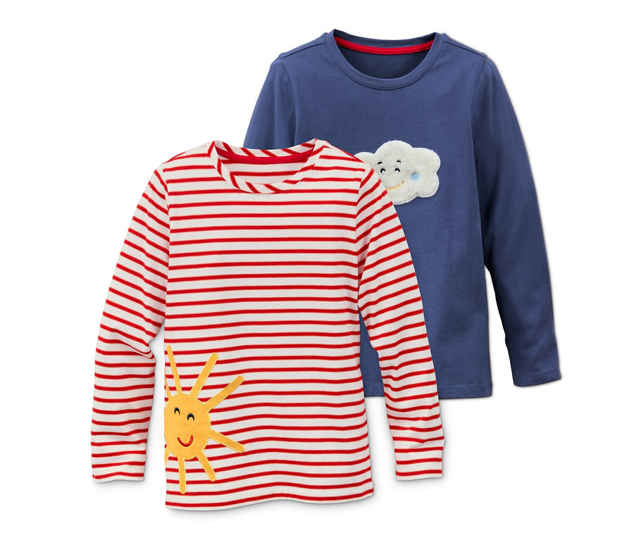 Zwei Langarmshirts: ein weißes mit roten Streifen und Sonne, ein blaues mit Wolke.
