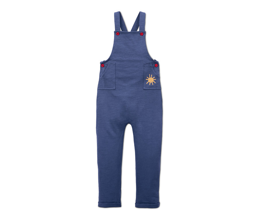 Blaue Latzhose und Shirt Set mit roten Knöpfen und Sonnenaufnäher.