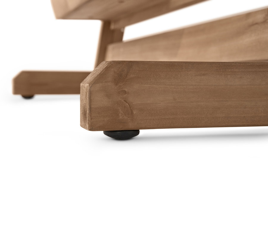 Detailansicht eines Vertikalbeets »Tinus« mit flexibel einhängbaren Pflanzkästen, Fokus auf die Holzstruktur.