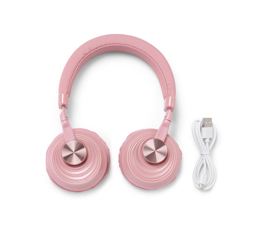 Roséfarbene On-Ear-Bluetooth®-Kopfhörer und ein weißes Ladekabel auf einem weißen Hintergrund.