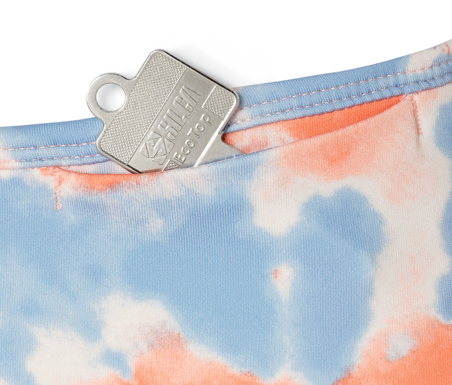 Detail einer orange-blauen 7/8-Sporttight mit Etikett.