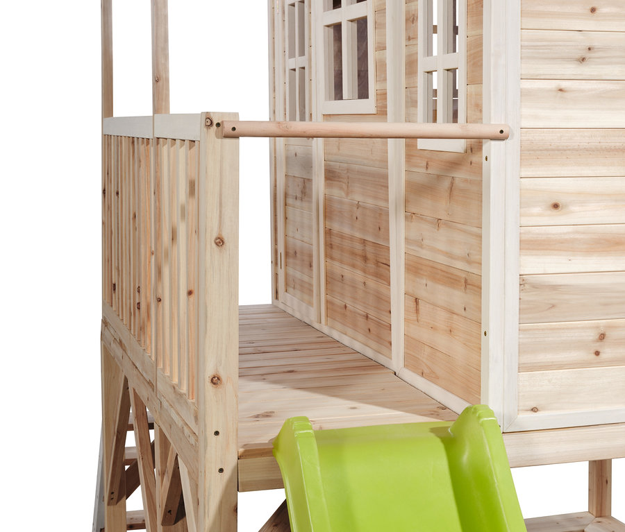 Nahaufnahme des EXIT Spielhaus »Loft 550« aus Naturholz mit grüner Rutsche.