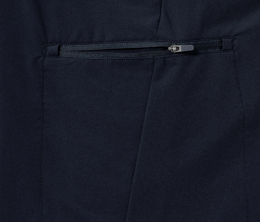 Detail einer Softshell-Outdoorhose mit Reißverschlusstasche.